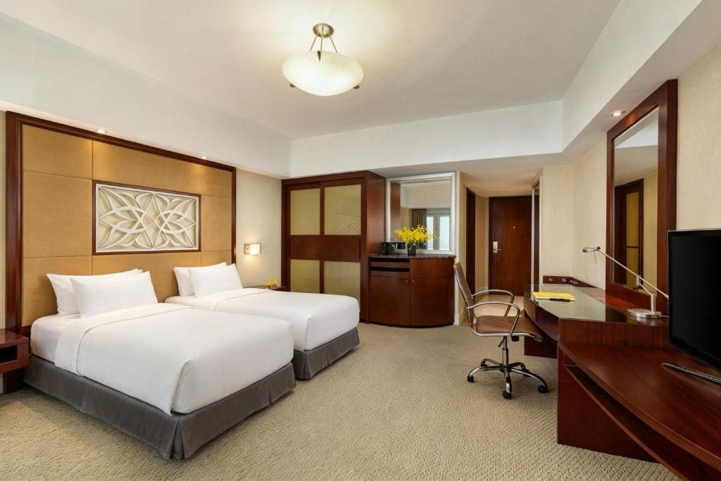 Standard Twin Room with City View - High Floor room - Image 2