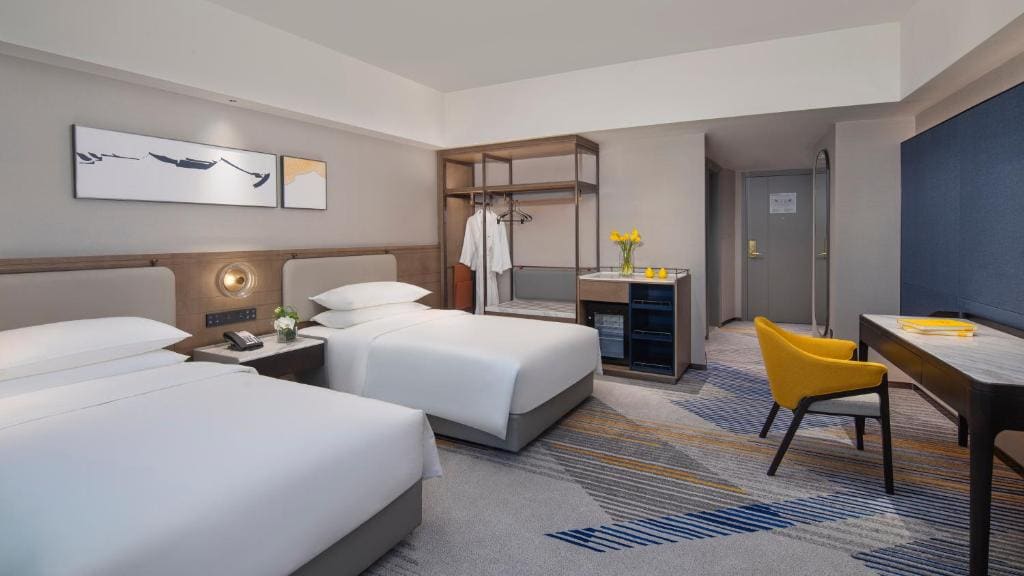 Standard Twin Room with City View - High Floor room - Image 1