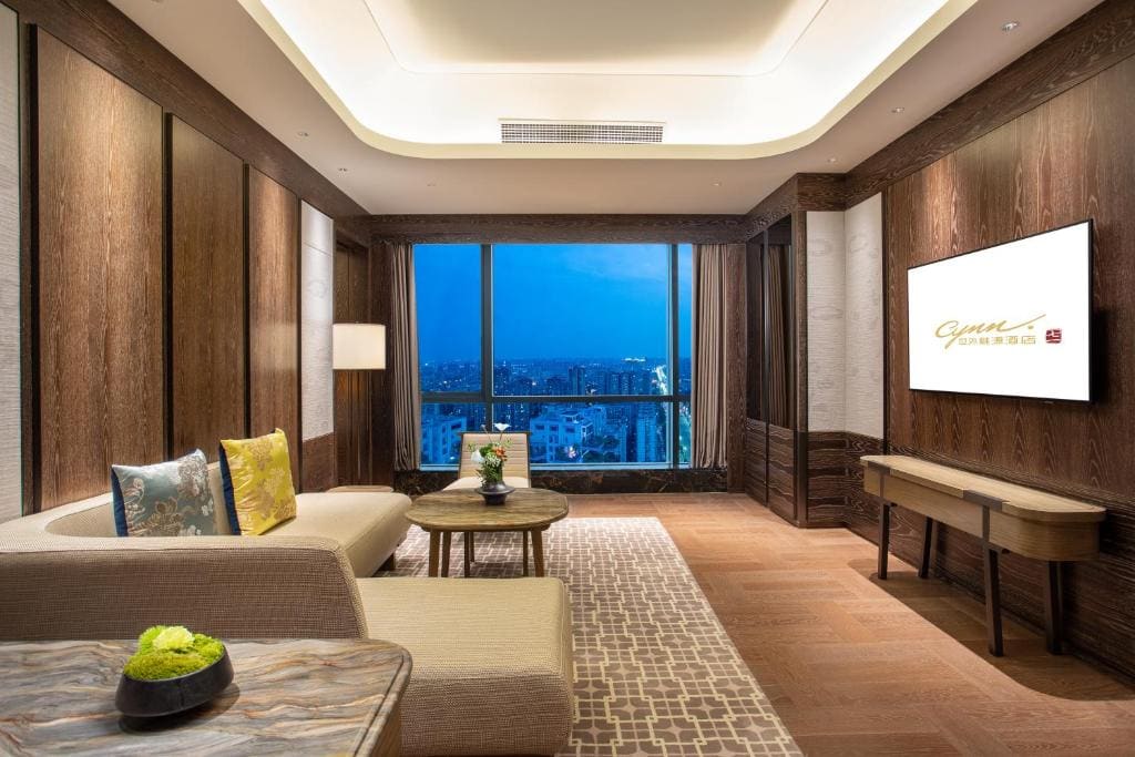 Deluxe Family Suite room - Image 3