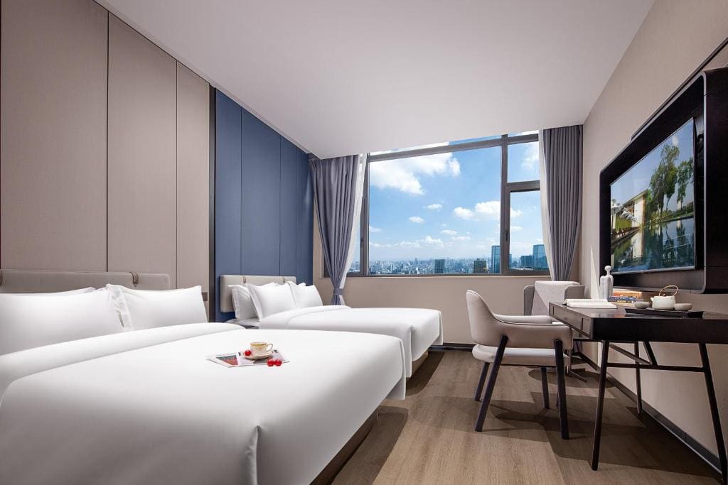 Deluxe Quadruple Room room - Image 1