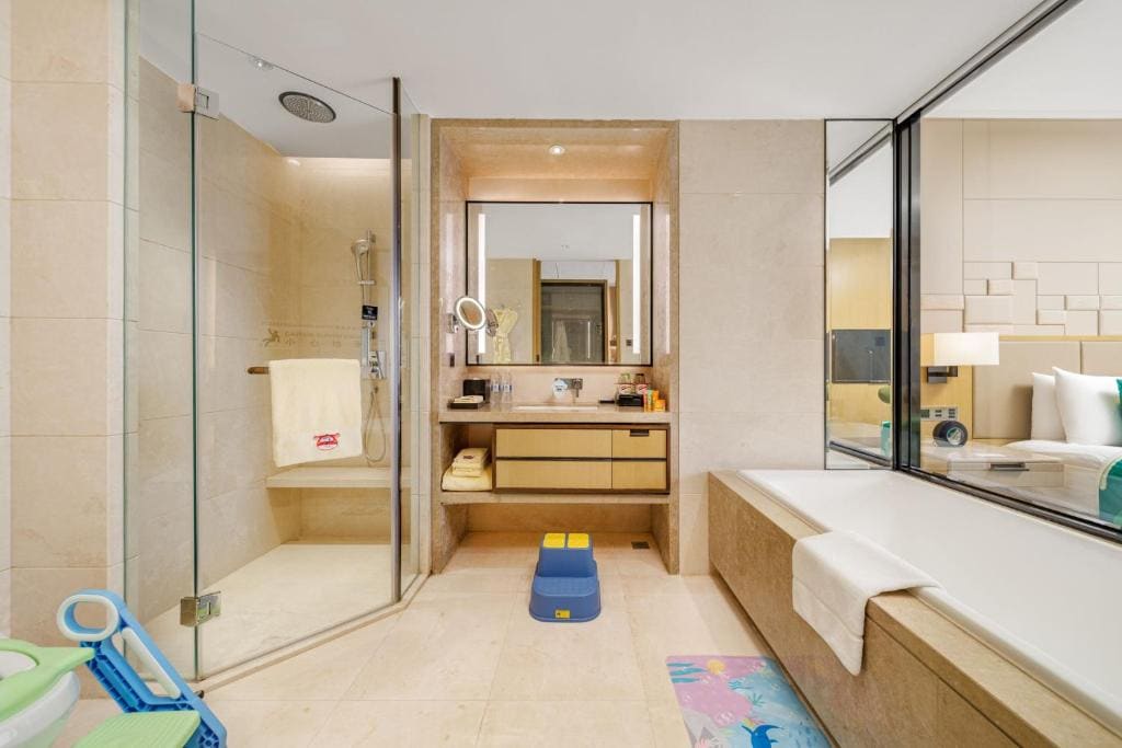 Family Room with King Bed and Twin Towers View room - Image 1