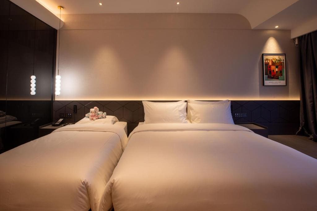 Deluxe Family Room room - Image 2