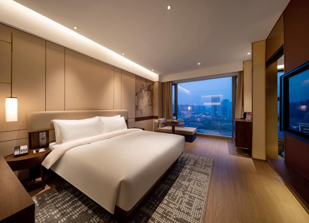 Deluxe Queen Room room - Image 3