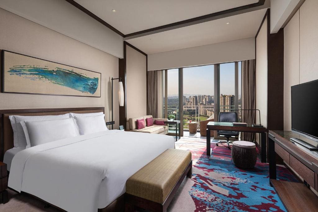 Premium King Room with Balcony room - Image 1