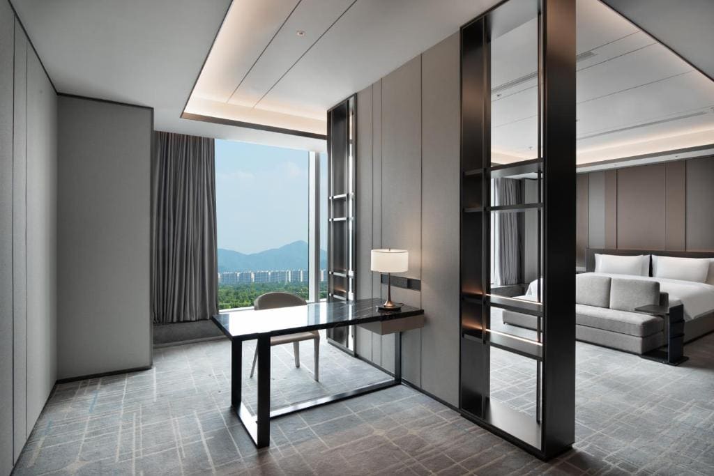 Ambassador King Suite on Top Floor room - Image 2