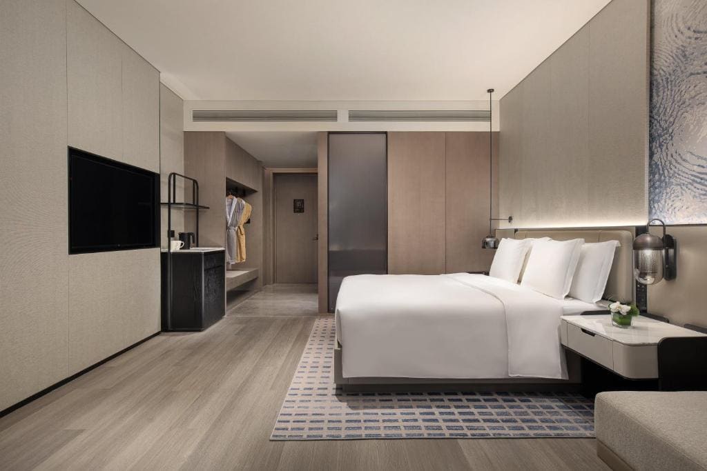 Standard King Room - High Floor room - Image 2