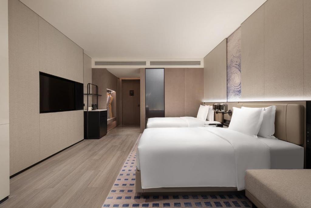 Standard Double Room with Two Double Beds - High Floor room - Image 2
