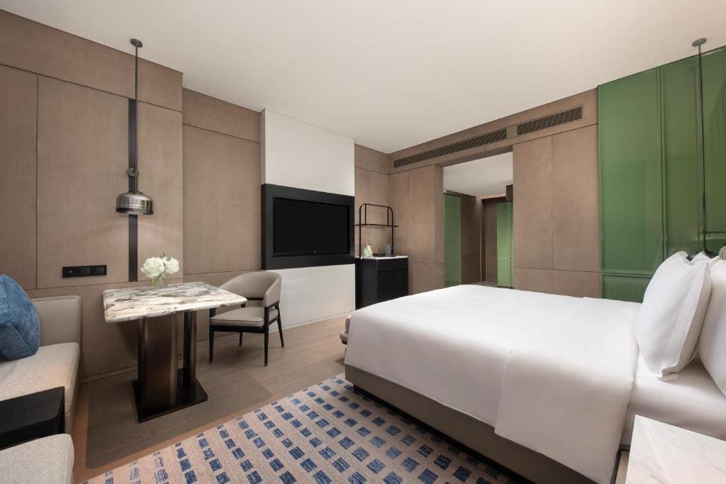 Standard King Room with Lounge Access room - Image 2