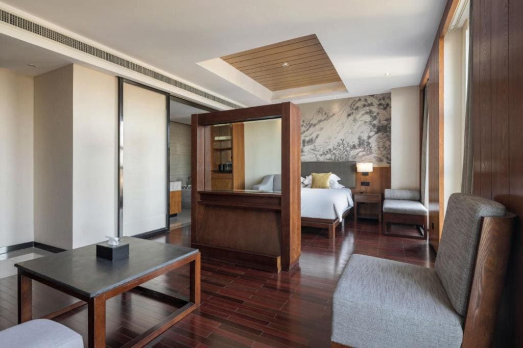 Business Queen Room room - Image 1