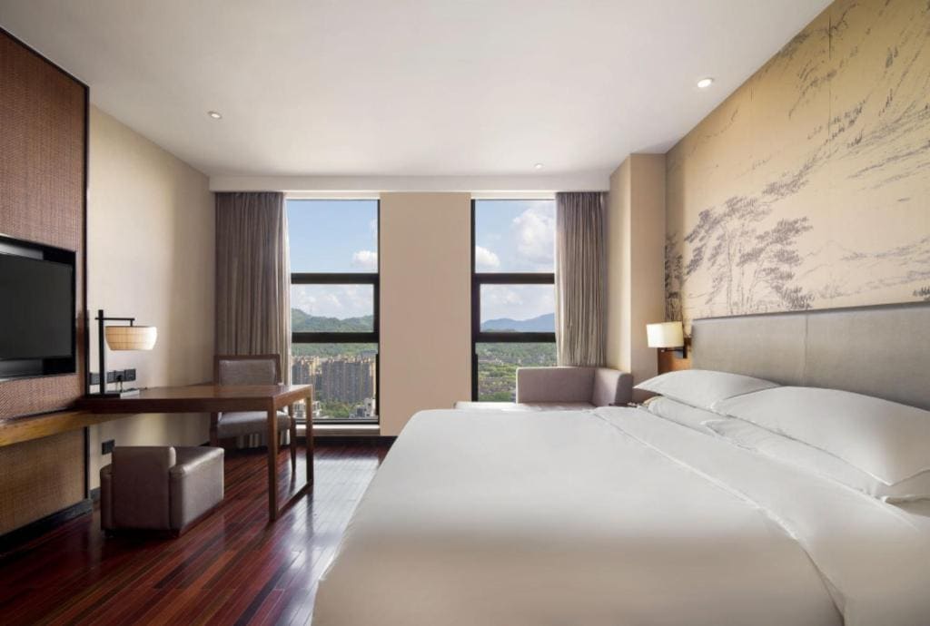 Deluxe Queen Room room - Image 2
