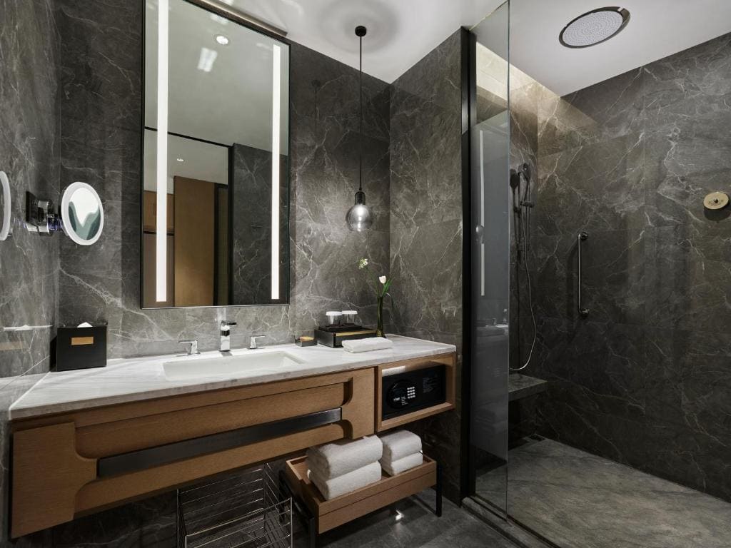 Deluxe King Room with 270-Degree Skyline View room - Image 2