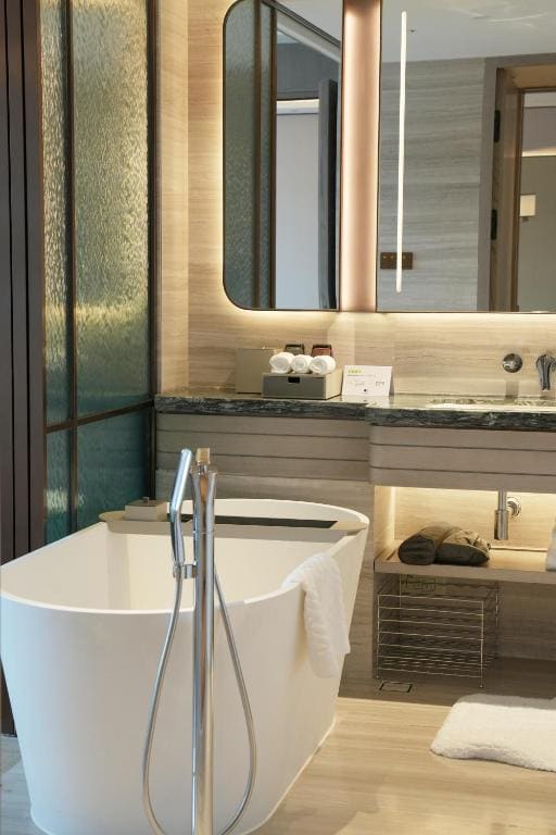 Deluxe King Room with Lake View room - Image 1