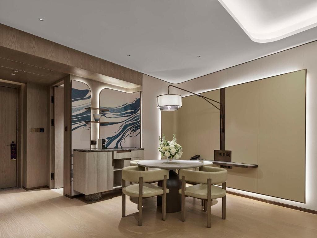 Deluxe King Suite room - Image 1