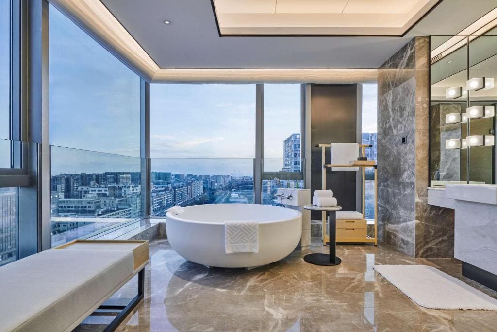 Deluxe King Suite room - Image 2