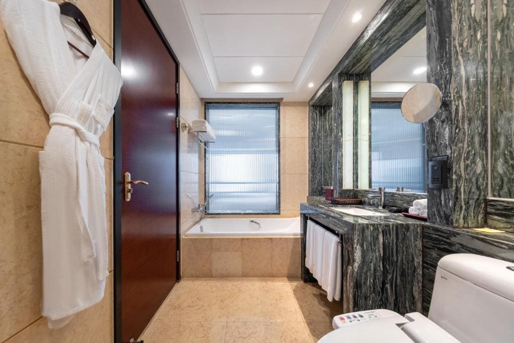 Deluxe Queen Room room - Image 2