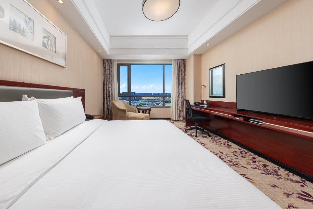 Deluxe Queen Room room - Image 3