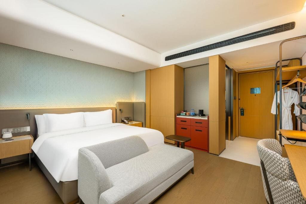 Standard King Room with Yoga Equipment room - Image 1