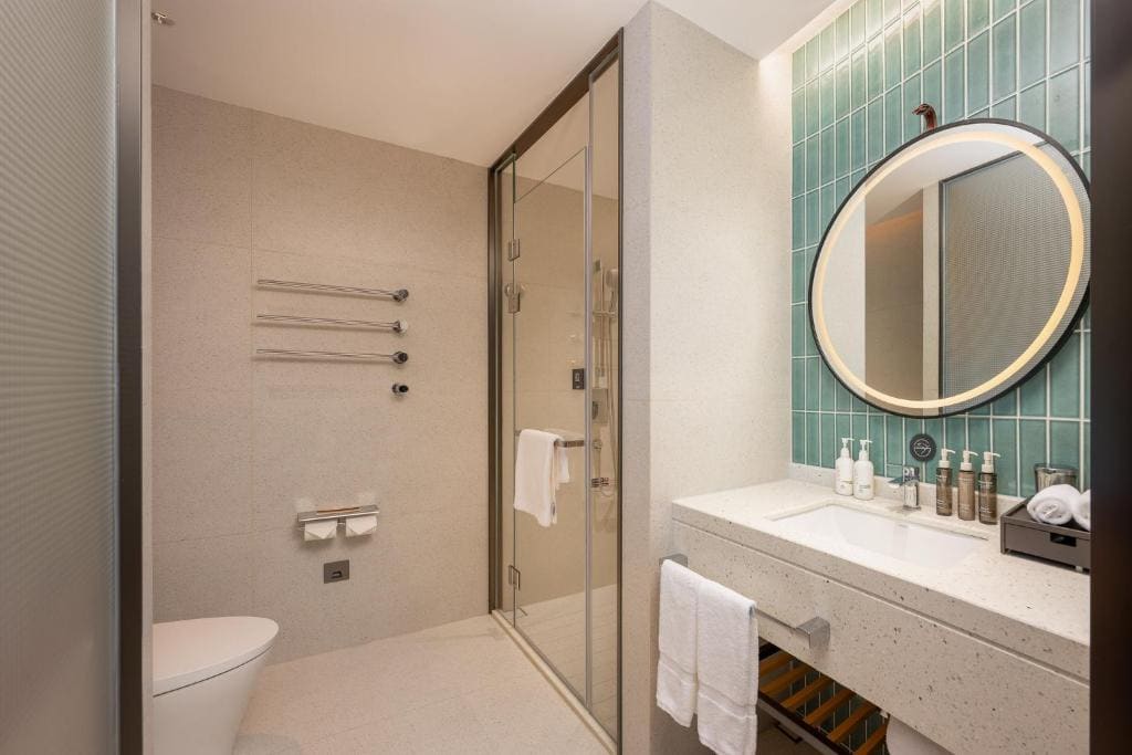Standard King Room with Yoga Equipment room - Image 3