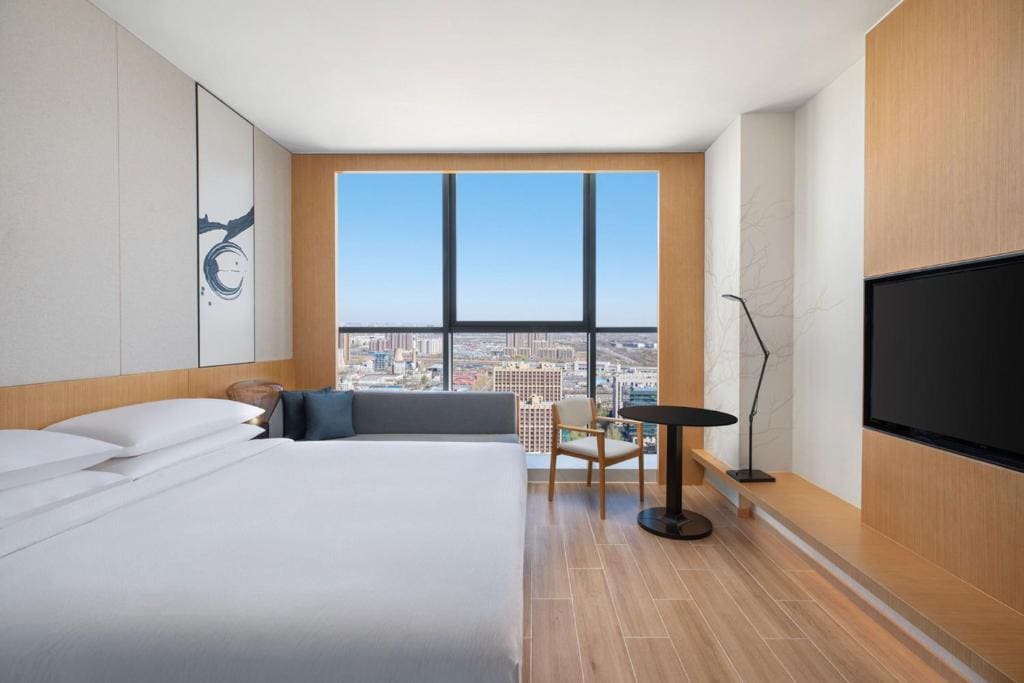 Deluxe King Room with City View room - Image 3