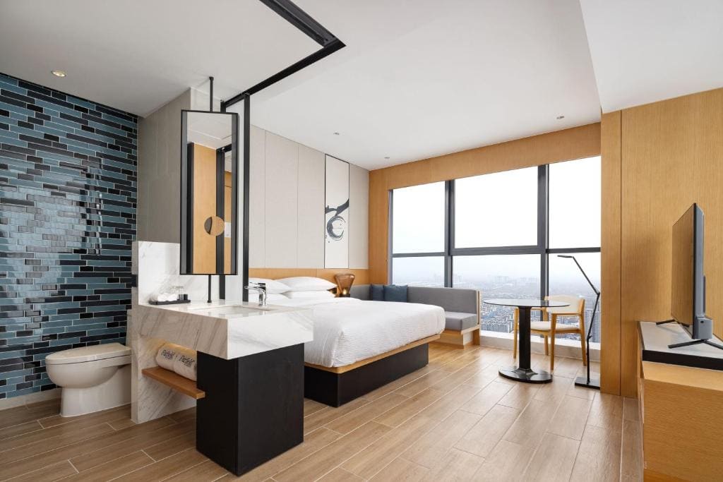 Executive King, Guest room, 1 King, City View room - Image 3