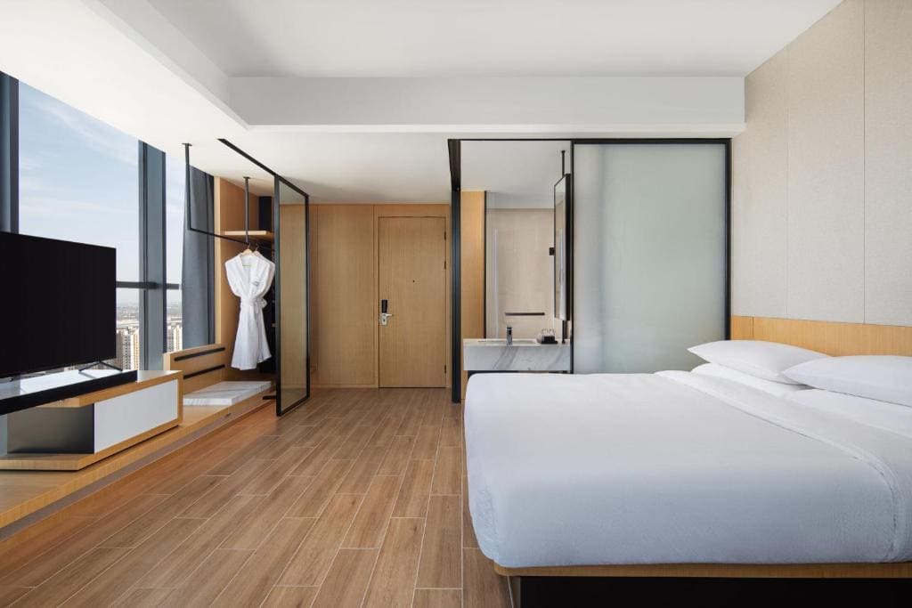 Executive King, Guest room, 1 King, City View room - Image 1