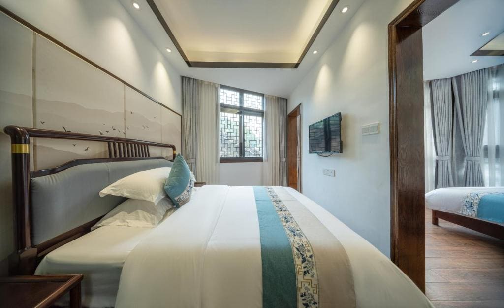 Family Room with Bathroom room - Image 1