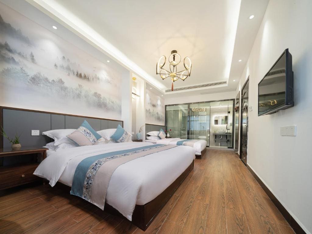 Superior Family Room room - Image 2