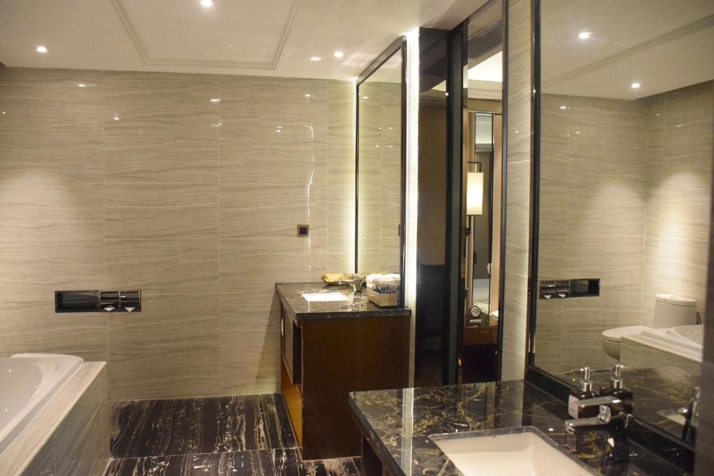 Executive King Suite - Non-Smoking room - Image 3
