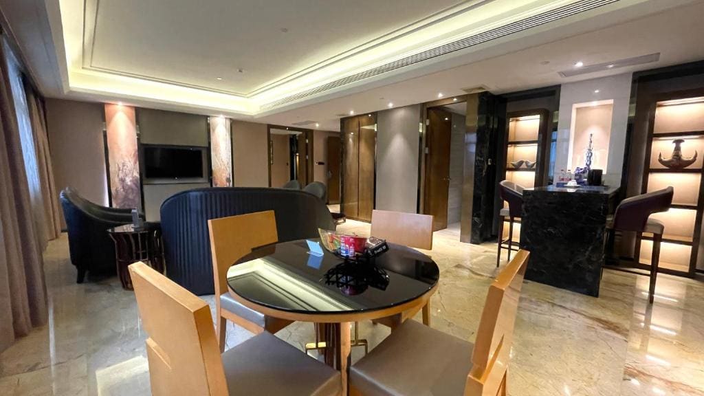 Premium King Suite - Smoking room - Image 2