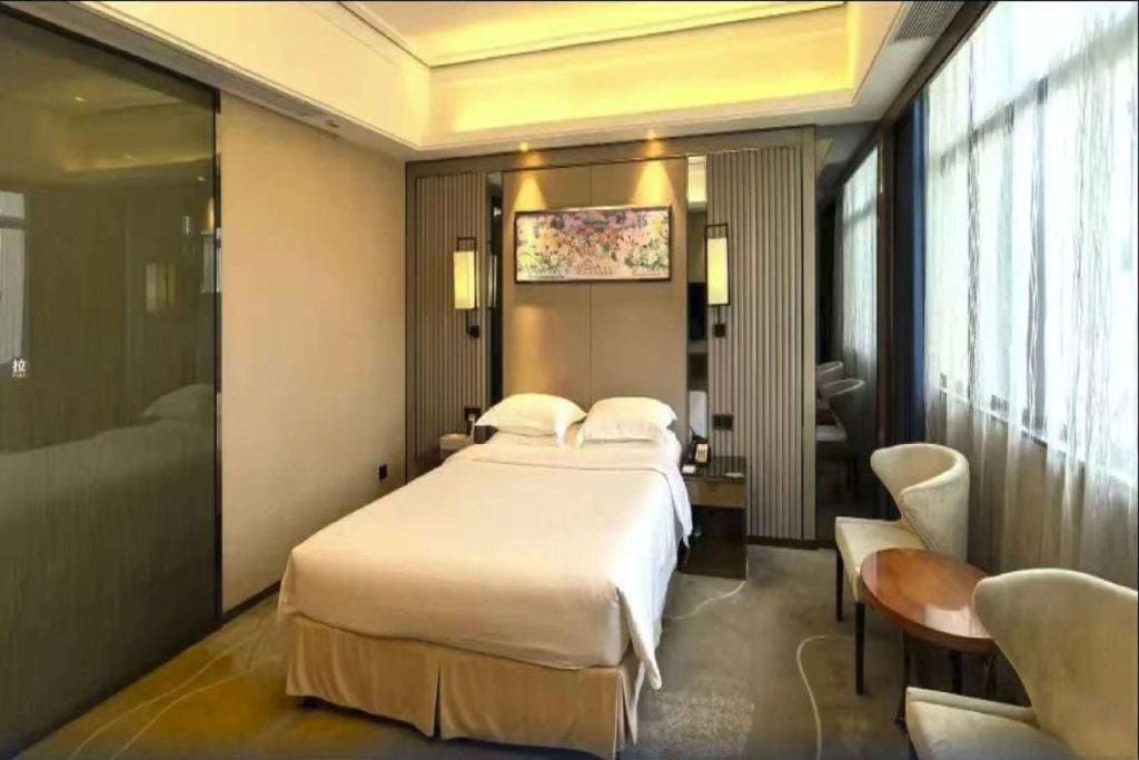 Premium King Suite - Smoking room - Image 3
