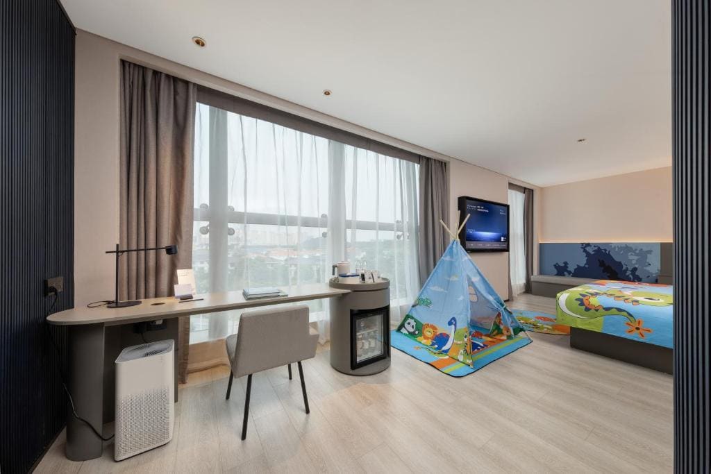 Superior Family Room room - Image 3