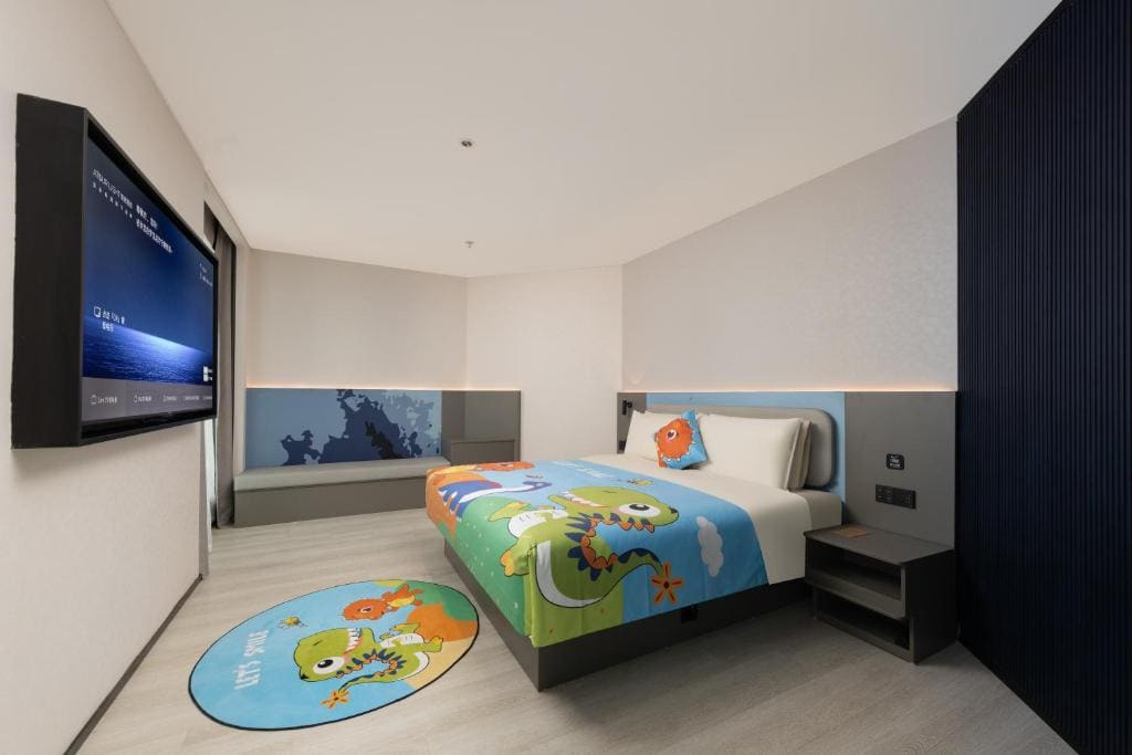 Superior Family Room room - Image 1