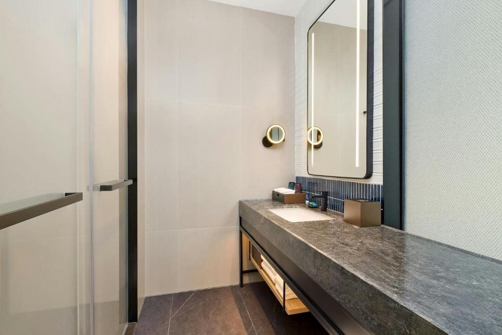 Superior Double Room with Two Double Beds and City View - Mid Floor room - Image 3