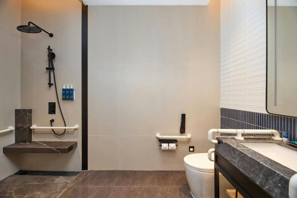Superior King Room with City View room - Image 3
