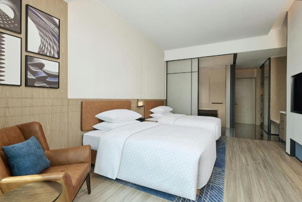Superior Double Room with Two Double Beds and City View - Mid Floor room - Image 1