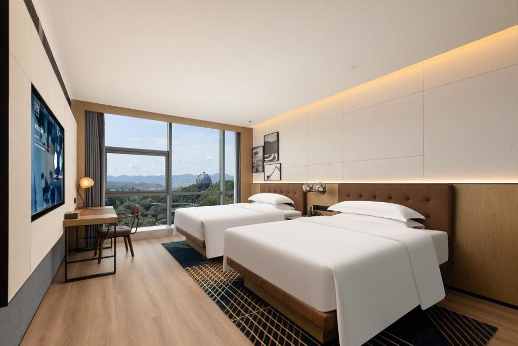 One-Bedroom Executive Suite with Two Double Beds room - Image 1