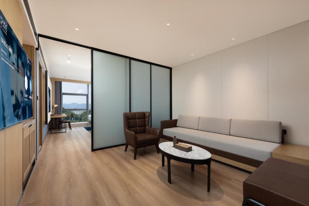 One-Bedroom Executive King Suite room - Image 2