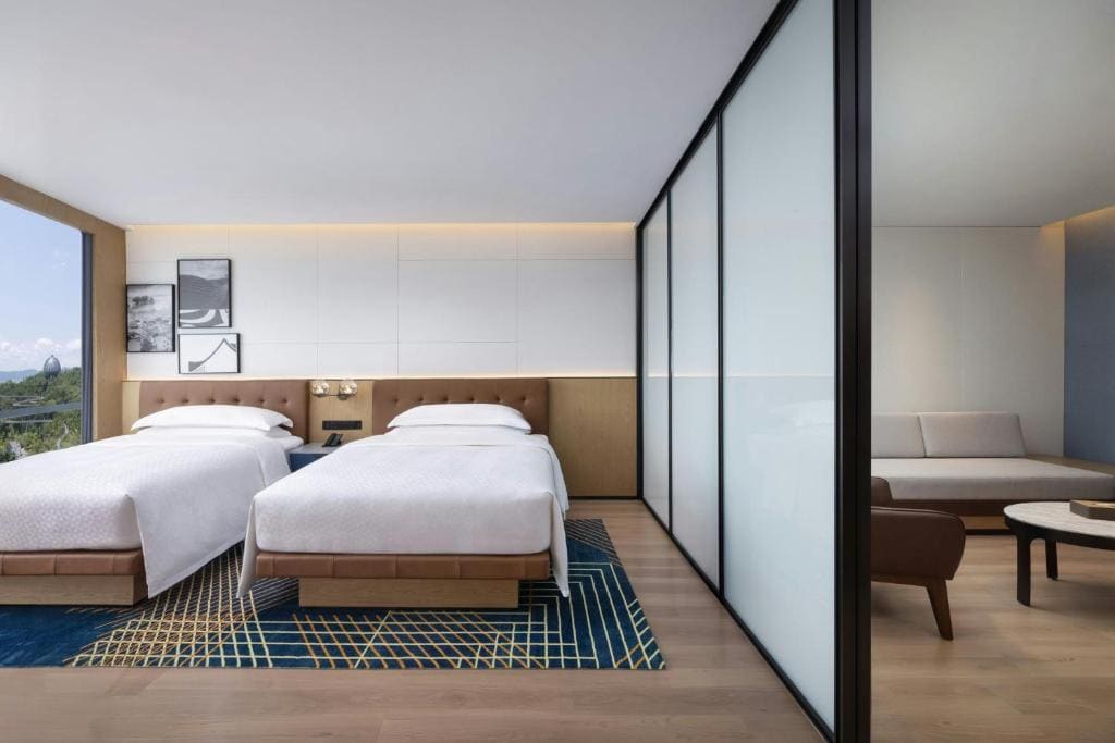 One-Bedroom Executive Suite with Two Double Beds room - Image 2