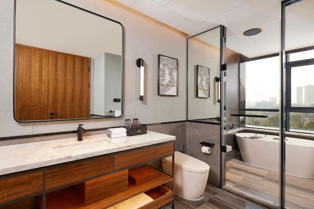 One-Bedroom King Suite room - Image 2