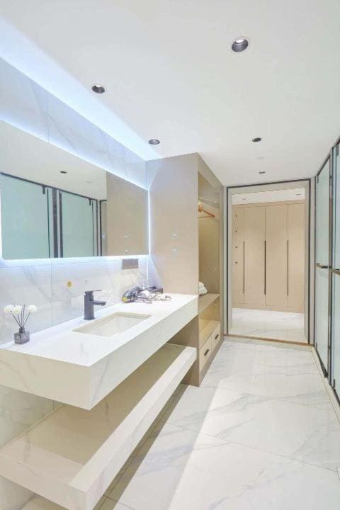 Deluxe Family Room room - Image 3