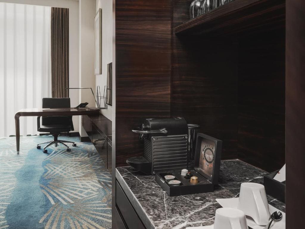 Deluxe Junior Suite Red Level room - Image 1