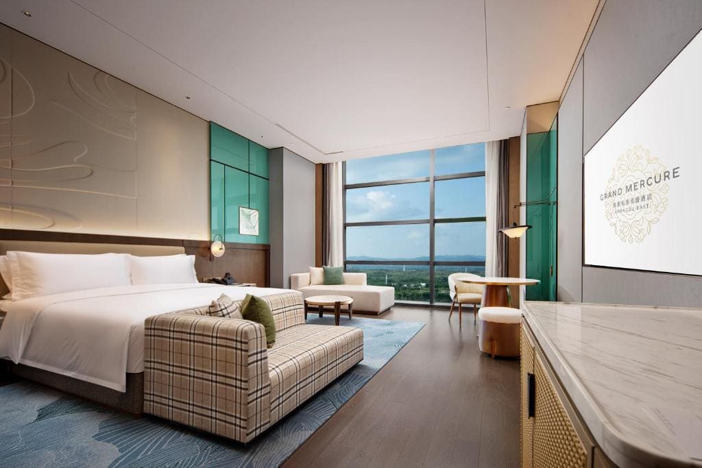 Deluxe Executive King Room room - Image 2