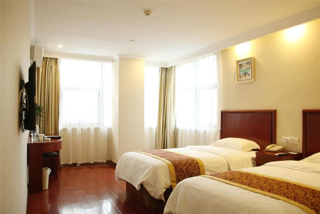 Deluxe Queen Room B room - Image 2