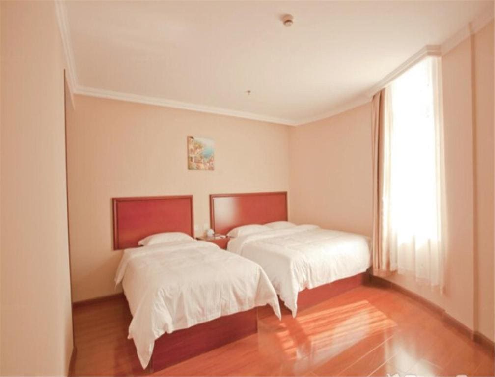 Mainland Chinese Citizens - Family Room room - Image 1