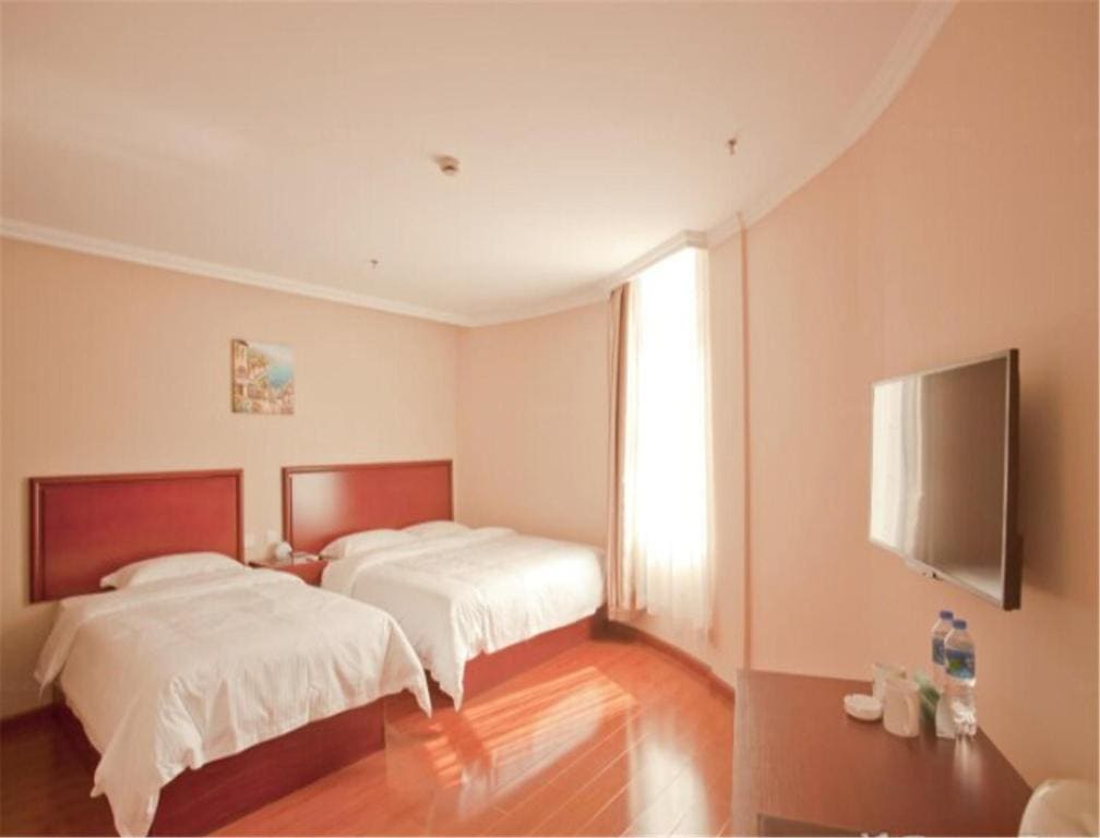 Mainland Chinese Citizens - Family Room room - Image 2