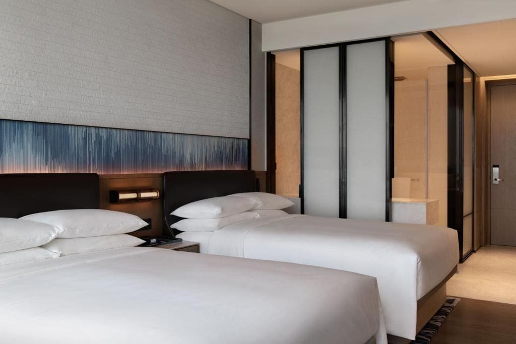 Deluxe Double Room with Two Double Beds and Garden View room - Image 2