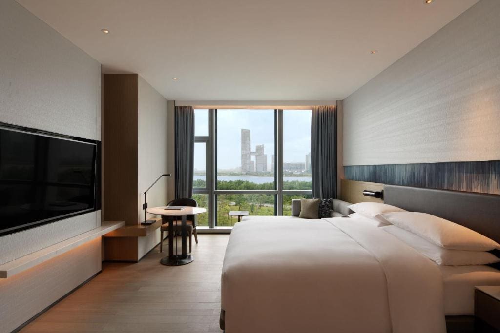 Premier King Room with Harbour View room - Image 2