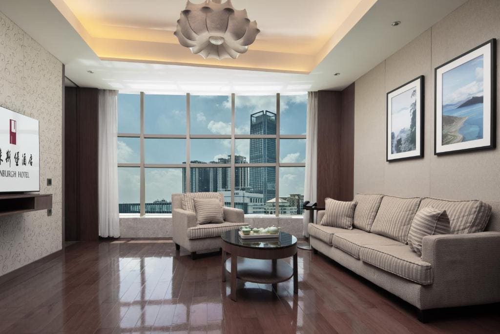 Deluxe Suite room - Image 3