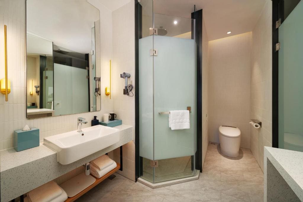 Four Seasons Queen Room-City View room - Image 2