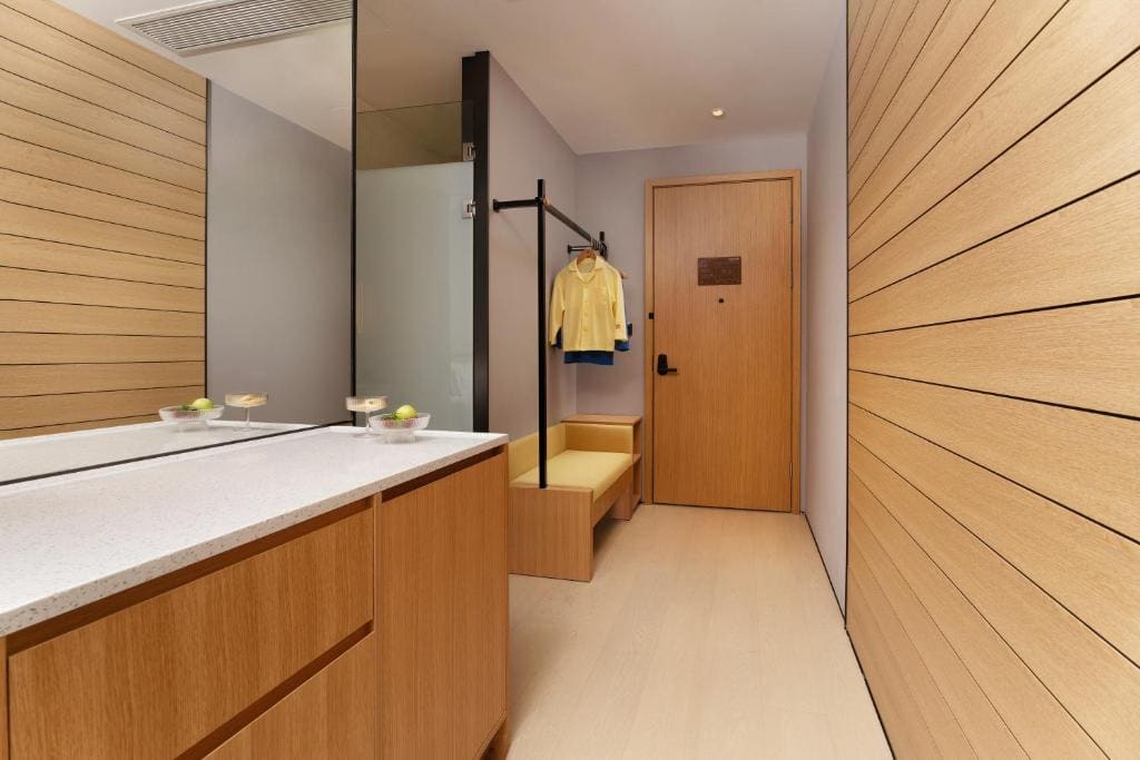 Four Seasons Queen Room-City View room - Image 1